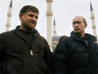 Βίντεο: Ο Ramzan Kadyrov μαθαίνει για τις νέες κυρώσεις εις βάρος του από τις ΗΠΑ και κάνει ... βάρη!